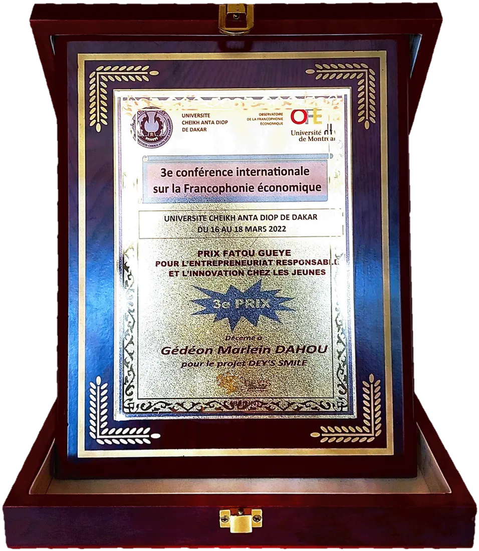 Plaquette du Prix Fatou Guèye, 3e prix pour l'entrepreneuriat responsable et l'innovation chez les jeunes, décerné à Gédéon Marlein Dahou pour DEY'S SMILE
