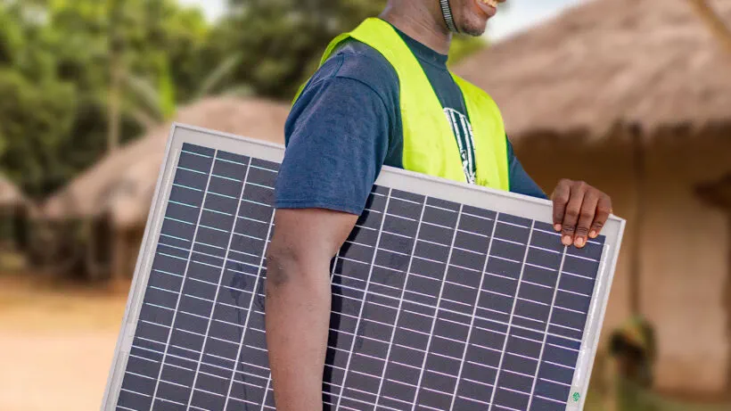 Transport d'un panneau solaire vers un site d'installation
