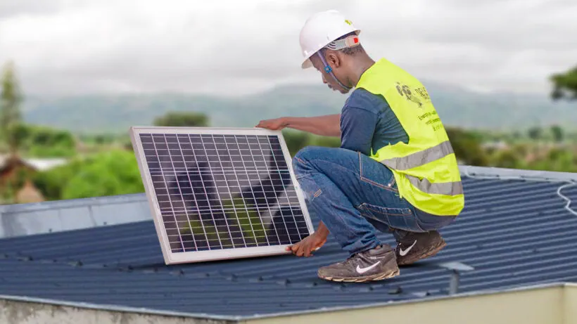 Panneaux solaires installés sur un toit